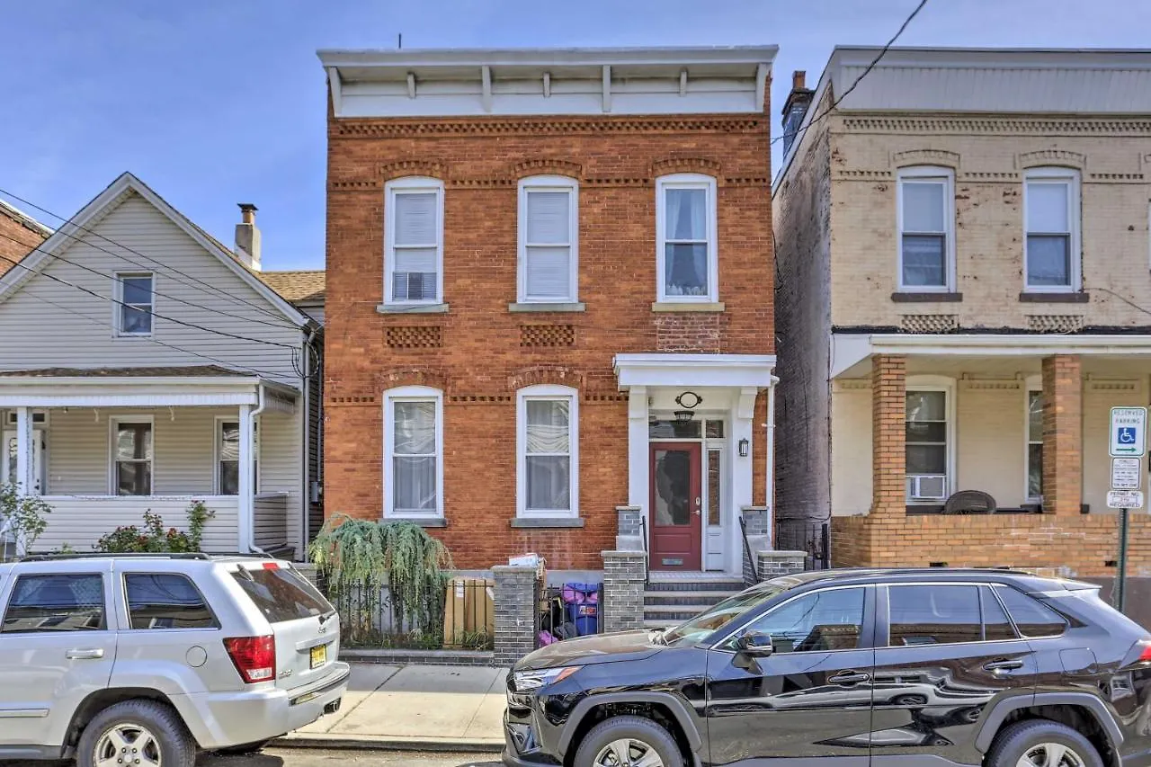 Updated Bayonne Townhome About 11 Mi To Nyc!