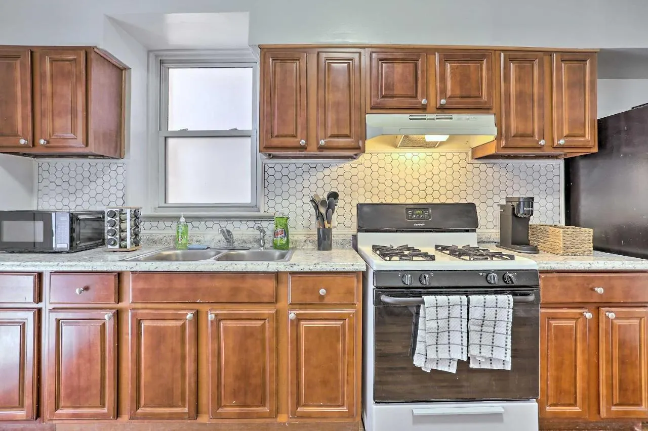 Updated Bayonne Townhome About 11 Mi To Nyc! Holiday home